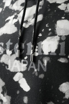 Load image into Gallery viewer, mastermind JAPAN SWEAT HOODIE / BLEACH & TIE DYE (BLACK x WHITE)