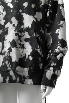 Load image into Gallery viewer, mastermind JAPAN SWEAT HOODIE / BLEACH & TIE DYE (BLACK x WHITE)