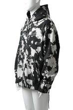 Load image into Gallery viewer, mastermind JAPAN SWEAT HOODIE / BLEACH & TIE DYE (BLACK x WHITE)