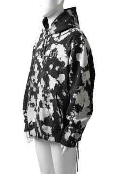 Load image into Gallery viewer, mastermind JAPAN SWEAT HOODIE / BLEACH & TIE DYE (BLACK x WHITE)