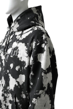 Load image into Gallery viewer, mastermind JAPAN SWEAT HOODIE / BLEACH & TIE DYE (BLACK x WHITE)