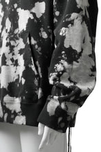 Load image into Gallery viewer, mastermind JAPAN SWEAT HOODIE / BLEACH & TIE DYE (BLACK x WHITE)