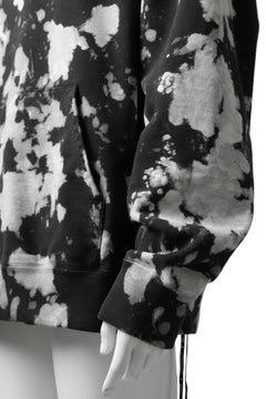 Load image into Gallery viewer, mastermind JAPAN SWEAT HOODIE / BLEACH & TIE DYE (BLACK x WHITE)