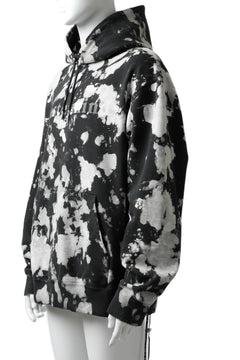 Load image into Gallery viewer, mastermind JAPAN SWEAT HOODIE / BLEACH & TIE DYE (BLACK x WHITE)