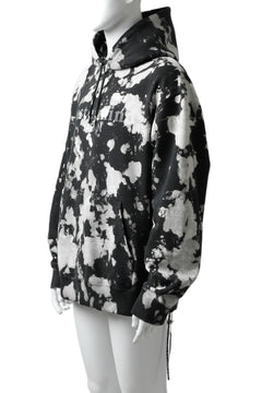 Load image into Gallery viewer, mastermind JAPAN SWEAT HOODIE / BLEACH & TIE DYE (BLACK x WHITE)