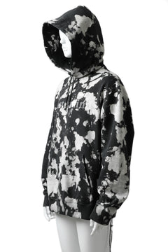 Load image into Gallery viewer, mastermind JAPAN SWEAT HOODIE / BLEACH & TIE DYE (BLACK x WHITE)