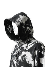 Load image into Gallery viewer, mastermind JAPAN SWEAT HOODIE / BLEACH & TIE DYE (BLACK x WHITE)