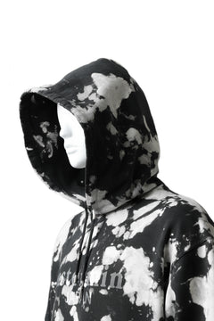 Load image into Gallery viewer, mastermind JAPAN SWEAT HOODIE / BLEACH & TIE DYE (BLACK x WHITE)