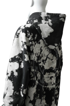 Load image into Gallery viewer, mastermind JAPAN SWEAT HOODIE / BLEACH & TIE DYE (BLACK x WHITE)
