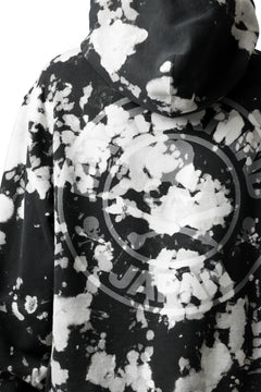 Load image into Gallery viewer, mastermind JAPAN SWEAT HOODIE / BLEACH & TIE DYE (BLACK x WHITE)