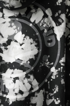 Load image into Gallery viewer, mastermind JAPAN SWEAT HOODIE / BLEACH & TIE DYE (BLACK x WHITE)