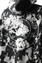 Load image into Gallery viewer, mastermind JAPAN SWEAT HOODIE / BLEACH & TIE DYE (BLACK x WHITE)