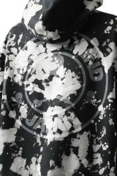 Load image into Gallery viewer, mastermind JAPAN SWEAT HOODIE / BLEACH & TIE DYE (BLACK x WHITE)