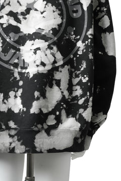 Load image into Gallery viewer, mastermind JAPAN SWEAT HOODIE / BLEACH & TIE DYE (BLACK x WHITE)