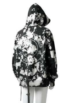 Load image into Gallery viewer, mastermind JAPAN SWEAT HOODIE / BLEACH & TIE DYE (BLACK x WHITE)