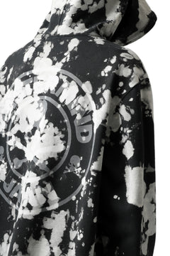 Load image into Gallery viewer, mastermind JAPAN SWEAT HOODIE / BLEACH & TIE DYE (BLACK x WHITE)