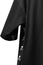 画像をギャラリービューアに読み込む, mastermind JAPAN TAPE DETAIL BOXYFIT T-SHIRT (BLACK)