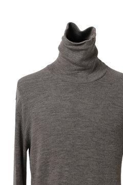 Load image into Gallery viewer, KLASICA SMOKE TURTLE NECK KNIT SWEATER / WEANER WOOL RIB (FAWN)