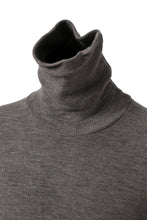 Load image into Gallery viewer, KLASICA SMOKE TURTLE NECK KNIT SWEATER / WEANER WOOL RIB (FAWN)