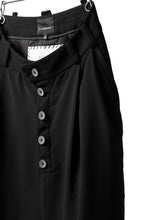 画像をギャラリービューアに読み込む, SOSNOVSKA exclusive KNEE ELLIPSED PANTS (BLACK)