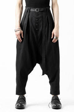 画像をギャラリービューアに読み込む, SOSNOVSKA exclusive NARROW CLOWN PANTS / SCRATCHED SILK (BLACK)