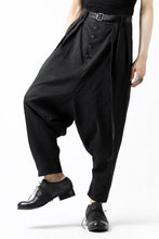 画像をギャラリービューアに読み込む, SOSNOVSKA exclusive NARROW CLOWN PANTS / SCRATCHED SILK (BLACK)