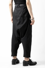 画像をギャラリービューアに読み込む, SOSNOVSKA exclusive NARROW CLOWN PANTS / SCRATCHED SILK (BLACK)