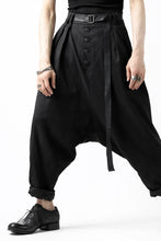 画像をギャラリービューアに読み込む, SOSNOVSKA exclusive NARROW CLOWN PANTS / SCRATCHED SILK (BLACK)