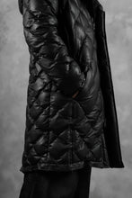 画像をギャラリービューアに読み込む, ISAMU KATAYAMA BACKLASH HOODED DOWN COAT / KANGAROO + POLISH WHITE GOOSE (BLACK)
