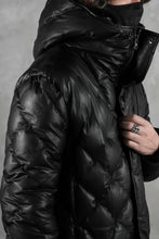画像をギャラリービューアに読み込む, ISAMU KATAYAMA BACKLASH HOODED DOWN COAT / KANGAROO + POLISH WHITE GOOSE (BLACK)