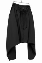 Load image into Gallery viewer, Y's BANG ON! No.9 SAROUEL WOOL TROPICAL PANTS (BLACK)