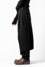 画像をギャラリービューアに読み込む, SOSNOVSKA exclusive KNEE ELLIPSED PANTS (BLACK)