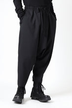 Load image into Gallery viewer, Y's BANG ON! No.9 SAROUEL WOOL TROPICAL PANTS (BLACK)
