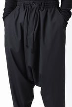 Load image into Gallery viewer, Y's BANG ON! No.9 SAROUEL WOOL TROPICAL PANTS (BLACK)