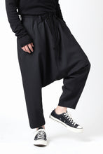 Load image into Gallery viewer, Y's BANG ON! No.9 SAROUEL WOOL TROPICAL PANTS (BLACK)