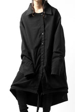 画像をギャラリービューアに読み込む, SOSNOVSKA REVERSIBLE UNINHIBITED RAIN COAT UREAN (BLACK)