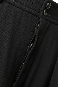 画像をギャラリービューアに読み込む, SOSNOVSKA RESTRAINED CUTED PANTS (BLACK)