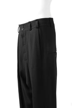 画像をギャラリービューアに読み込む, SOSNOVSKA RESTRAINED CUTED PANTS (BLACK)