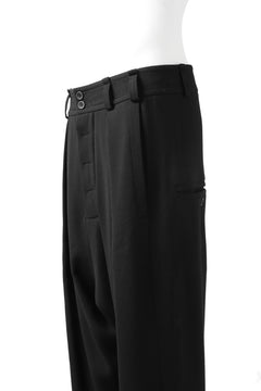 画像をギャラリービューアに読み込む, SOSNOVSKA RESTRAINED CUTED PANTS (BLACK)