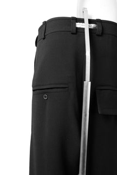 画像をギャラリービューアに読み込む, SOSNOVSKA RESTRAINED CUTED PANTS (BLACK)