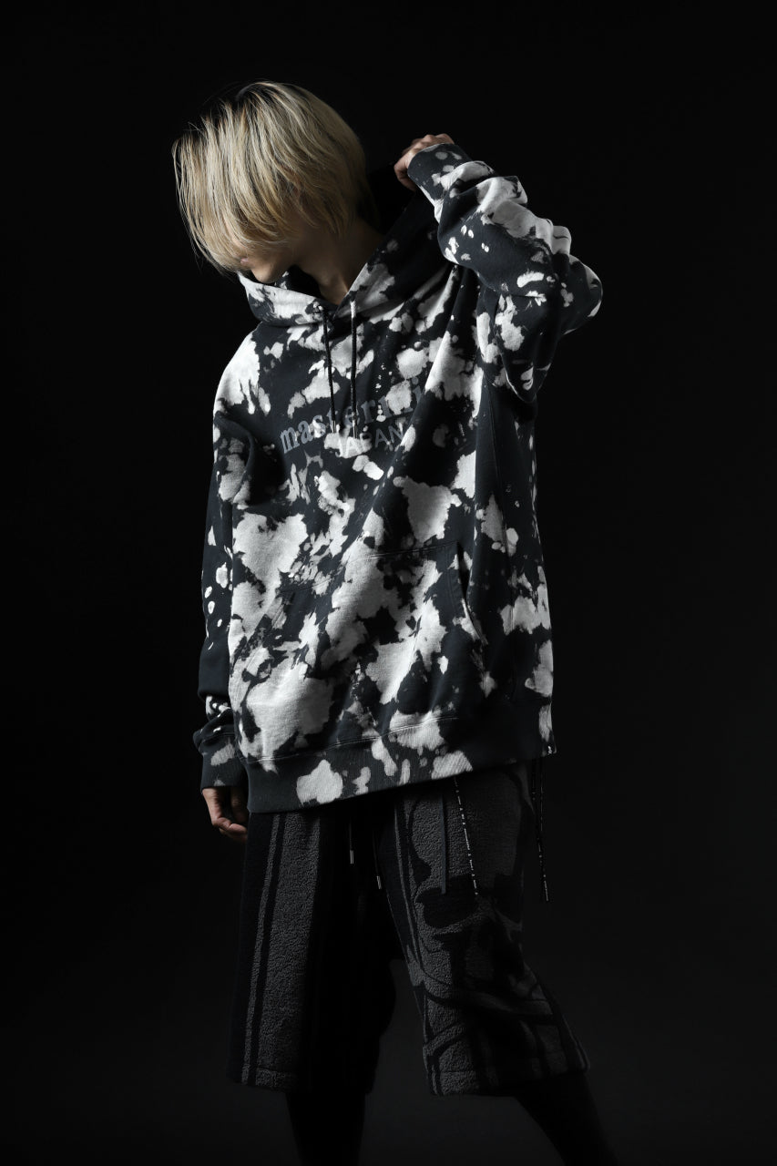 Load image into Gallery viewer, mastermind JAPAN SWEAT HOODIE / BLEACH & TIE DYE (BLACK x WHITE)