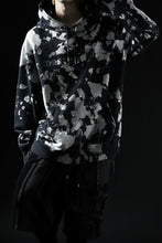 Load image into Gallery viewer, mastermind JAPAN SWEAT HOODIE / BLEACH & TIE DYE (BLACK x WHITE)