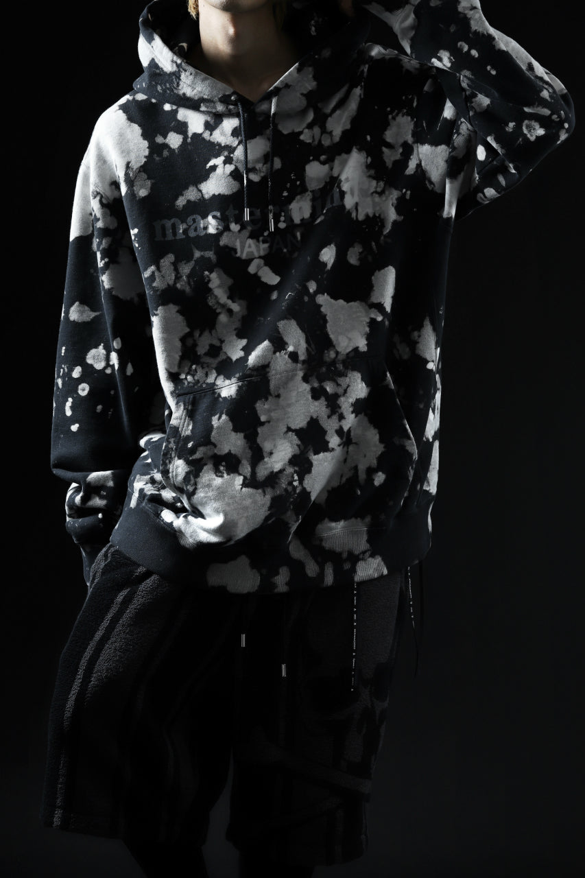 Load image into Gallery viewer, mastermind JAPAN SWEAT HOODIE / BLEACH & TIE DYE (BLACK x WHITE)