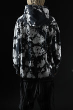 Load image into Gallery viewer, mastermind JAPAN SWEAT HOODIE / BLEACH & TIE DYE (BLACK x WHITE)