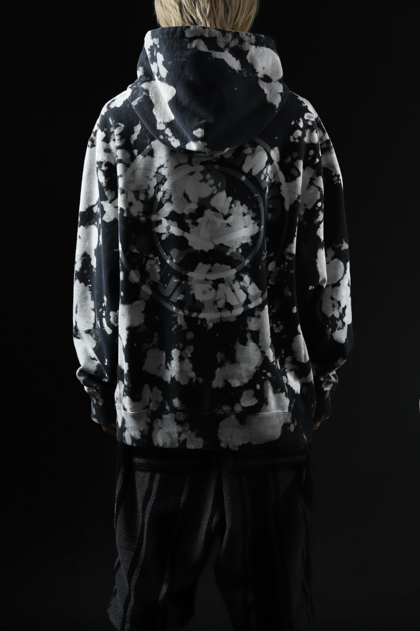 Load image into Gallery viewer, mastermind JAPAN SWEAT HOODIE / BLEACH & TIE DYE (BLACK x WHITE)