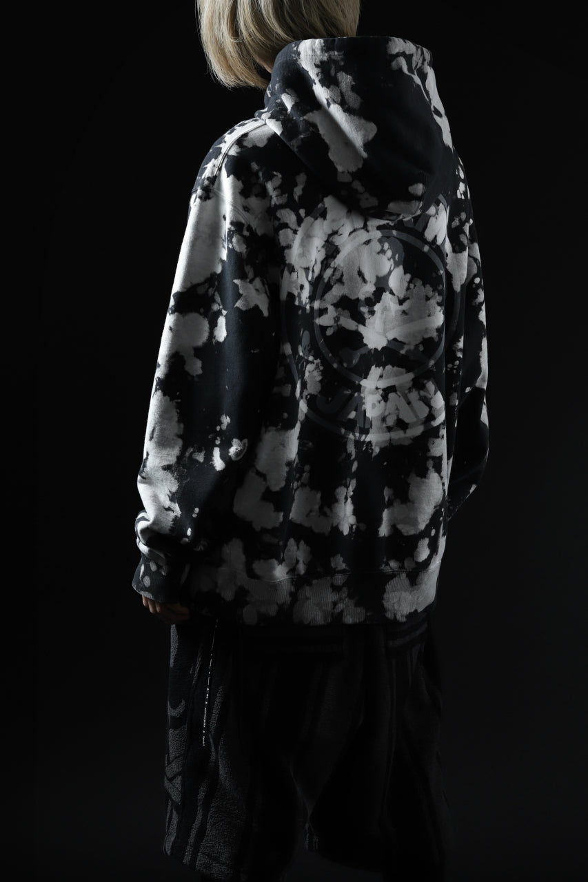 Load image into Gallery viewer, mastermind JAPAN SWEAT HOODIE / BLEACH & TIE DYE (BLACK x WHITE)