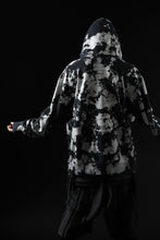 Load image into Gallery viewer, mastermind JAPAN SWEAT HOODIE / BLEACH & TIE DYE (BLACK x WHITE)