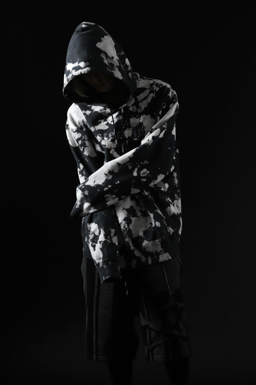 Load image into Gallery viewer, mastermind JAPAN SWEAT HOODIE / BLEACH & TIE DYE (BLACK x WHITE)