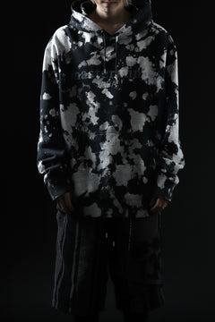 Load image into Gallery viewer, mastermind JAPAN SWEAT HOODIE / BLEACH & TIE DYE (BLACK x WHITE)