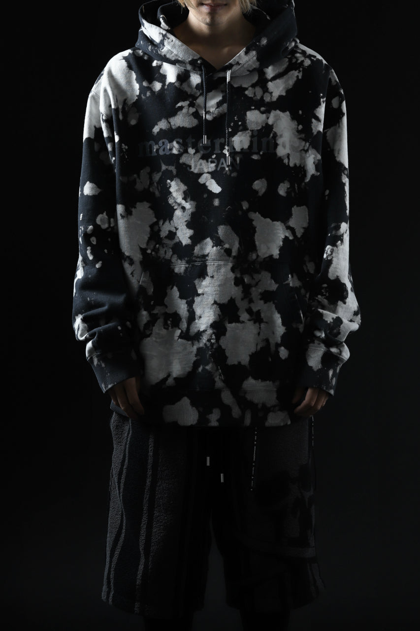 Load image into Gallery viewer, mastermind JAPAN SWEAT HOODIE / BLEACH & TIE DYE (BLACK x WHITE)